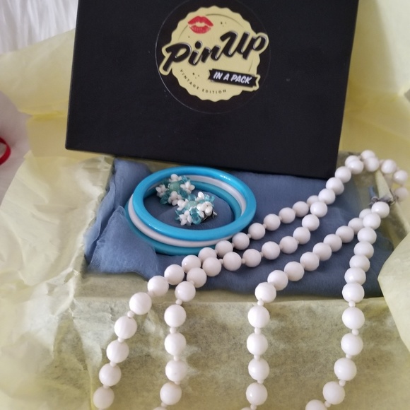 PinUp In A Pack, Vintage Edition Jewelry Gift Box - Picture 5 of 8